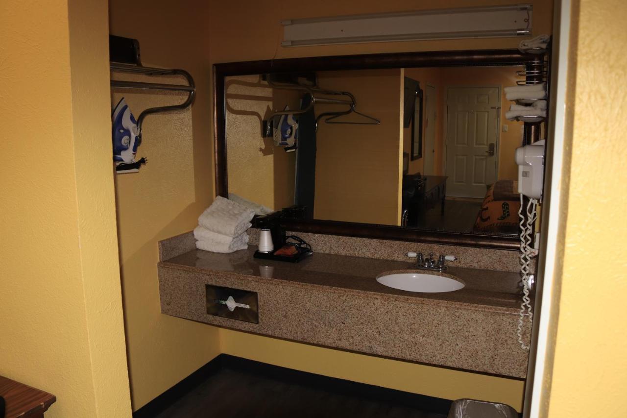 Chaparral Motel Hallettsville Dış mekan fotoğraf